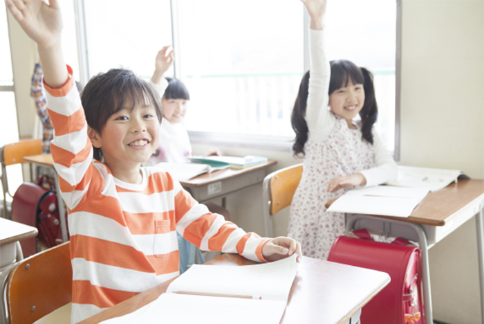 手を上げる子供たち