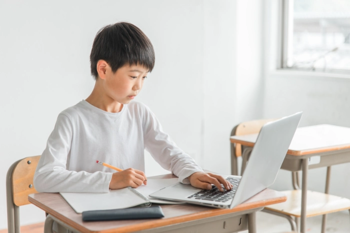 パソコンで勉強する子供