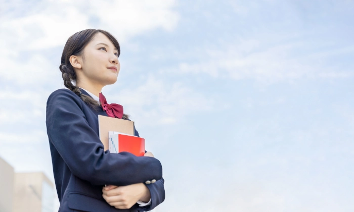 空を見上げる女子高生